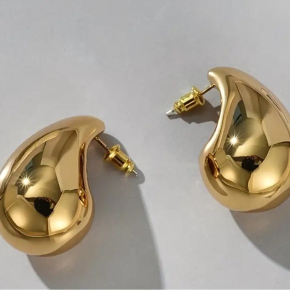 New Stylish and Eleganr Tear Drop Earrings - Picture 2 of 5